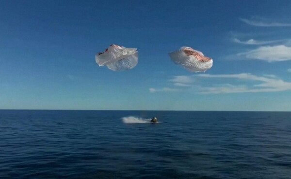 9개월 넘게 우주에 발이 묶였던 NASA 우주비행사 2명이 플로리다 해안에 무사히 귀환했다. | image© NASA