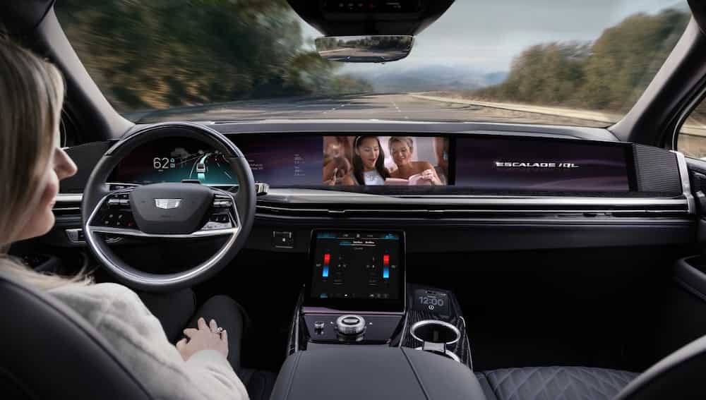 GM이 2026년부터 구글 제미나이 AI를 차량에 탑재한다. 음성 제어, 정비 진단, 경로 안내 등 차량 비서 기능이 대폭 확장된다. | image© GM