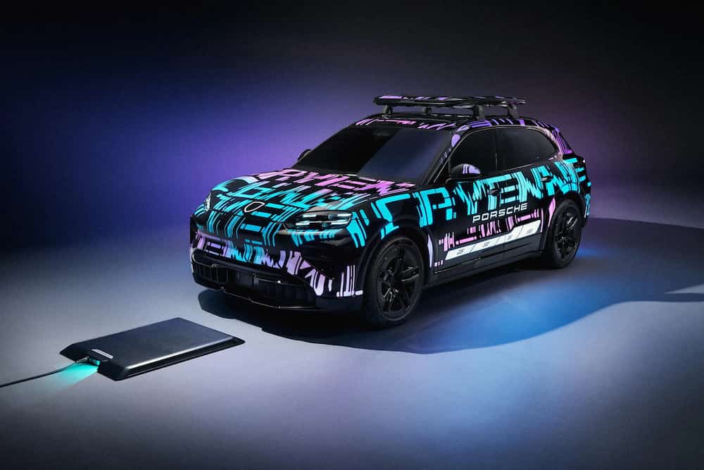 포르쉐가 2026년 카이엔 EV에 11kW 무선 충전 기술을 도입한다. 주차만 하면 자동 충전되는 완전 무선 시스템이다. | image© Porsche