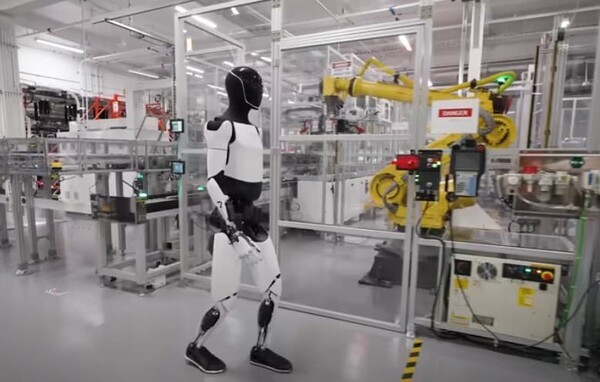 테슬라 옵티머스 로봇이 인간 노동을 대체하기 위해 AI 학습용 영상 데이터를 수집하는 현장과, 그 뒤에 숨겨진 데이터 수집 운영자들의 혹독한 노동을 집중 조명한다. | image© Tesla