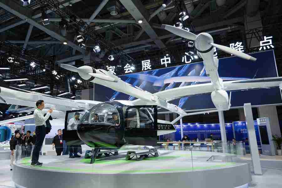 제8회 중국국제수입박람회(CIIE)' 자동차 및 스마트 모빌리티 전시구역 위펑웨이라이(禦風未來∙Vertaxi) 부스에서 전동수직이착륙기(eVTOL)를 살펴보는 관람객들 | image© 신화통신