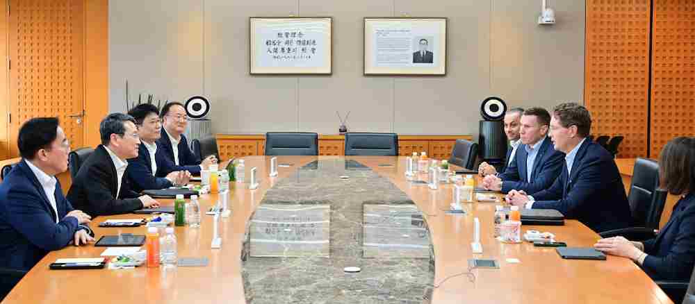 사진은 (왼쪽부터) LG디스플레이 정철동 CEO, LG전자 조주완 CEO, LG에너지솔루션 김동명 CEO, LG이노텍 문혁수 CEO, 메르세데스-벤츠 R&D 코리아 컬삿 카르탈 센터장, 메르세데스-벤츠 코리아 마티아스 바이틀 CEO, 메르세데스-벤츠 올라 칼레니우스 회장, 메르세데스-벤츠 이다 볼프 기업본부 총괄 | image© LG