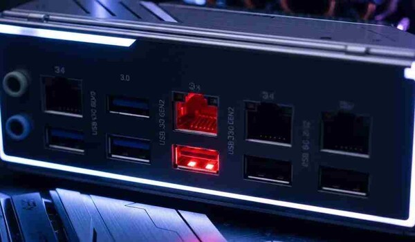 빨간색 USB 포트는 일반적으로 PC 전원이 꺼진 상태에서도 스마트폰 충전을 지원하는 고출력 포트임을 나타낸다