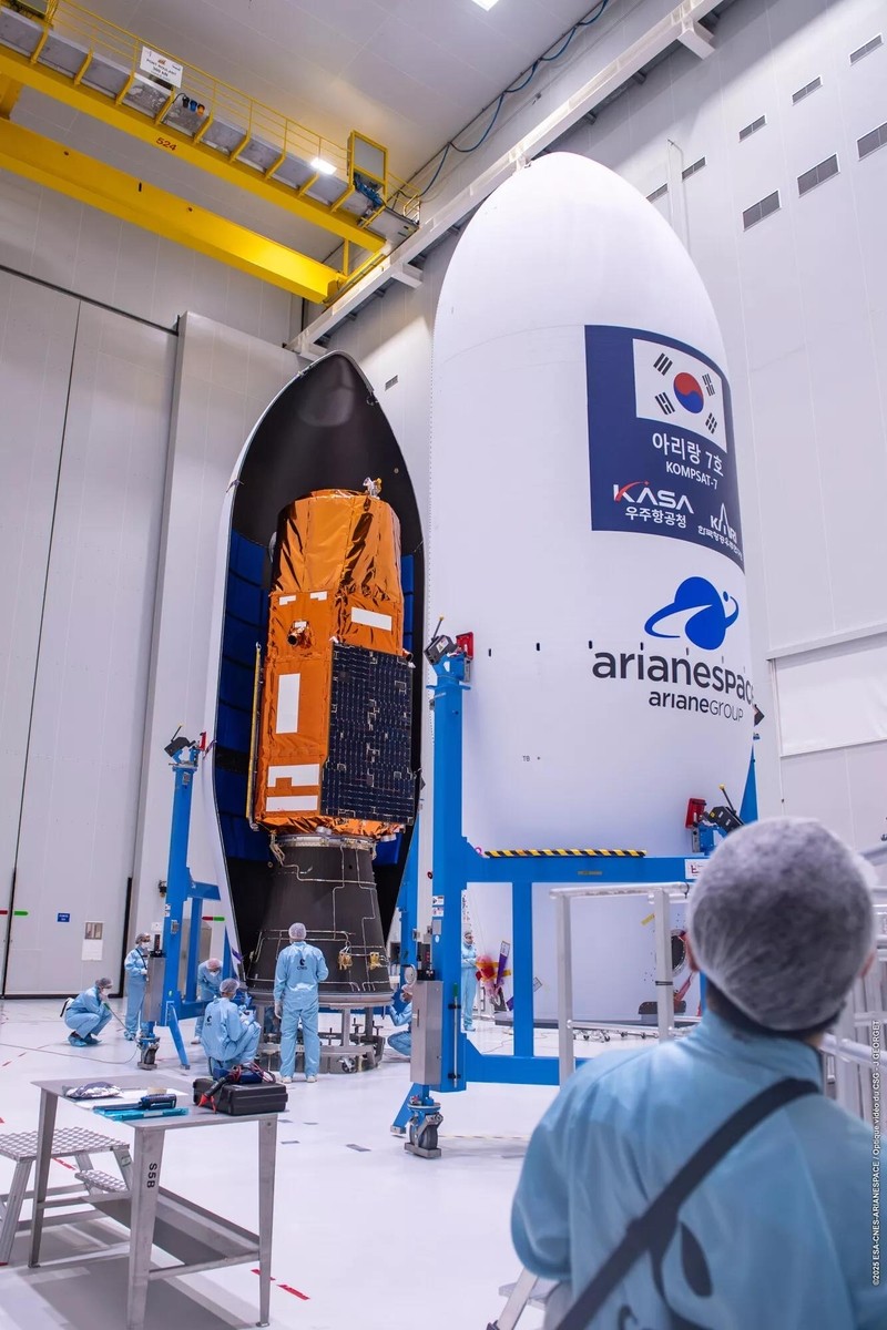 베가-C 상단에 탑재된 아리랑 7호  | image© 아리안스페이스