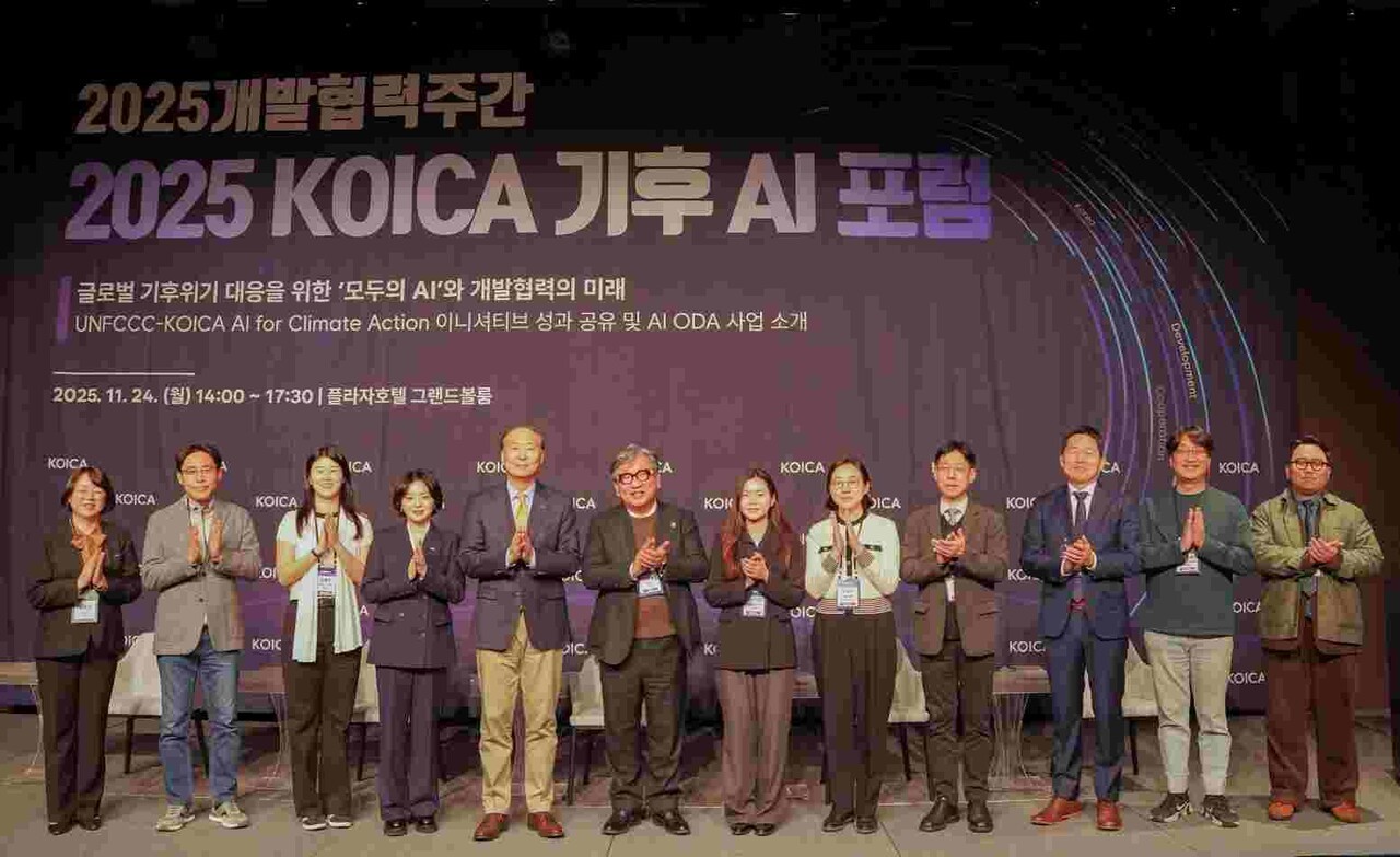 24일(월) 서울 플라자호텔 그랜드볼룸에서 열린 ‘2025 코이카 기후 AI 포럼’에서 장원삼 코이카 이사장(왼쪽에서 다섯번째), 김상협 글로벌녹색성장연구소(GGGI) 사무총장(왼쪽에서 여섯번째) 등 주요 참석자들이 기념 사진을 촬영하고 있다