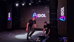러시아 휴머노이드 로봇 ‘AIdol’, 무대에서 공개 시범 중 넘어지는 굴욕